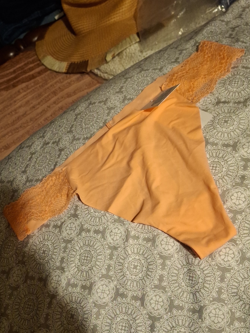 B Tempt'd Peach Lacy Thong Large NWT